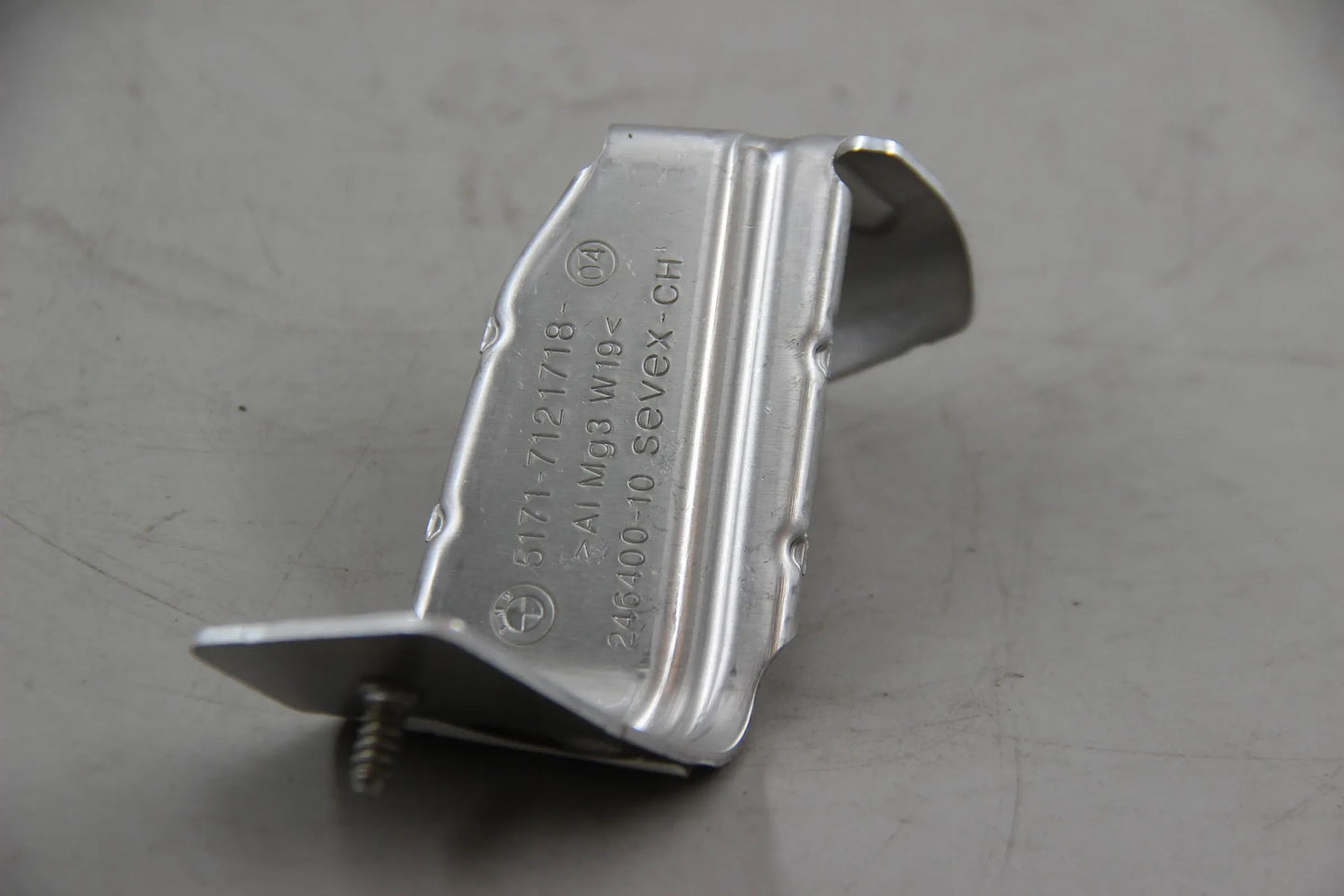 Original BMW E60 E61 E63 E64 Halter Unterbodenverkleidung Mitte 51717121718