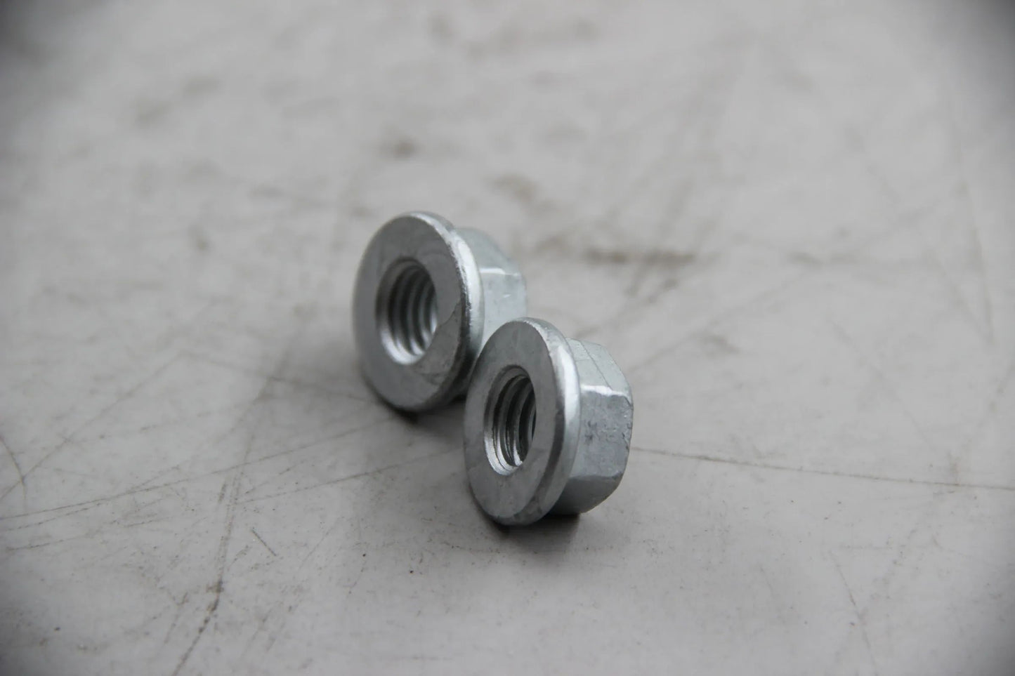 Original BMW E30 316i-325i 2x Sechskantmutter mit Flansch M10-10 ZNS 31351095452