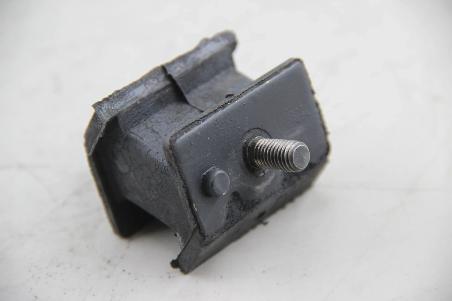 Original BMW E36 320i 325i is E34 520i 525i Gummilager links 24701138427