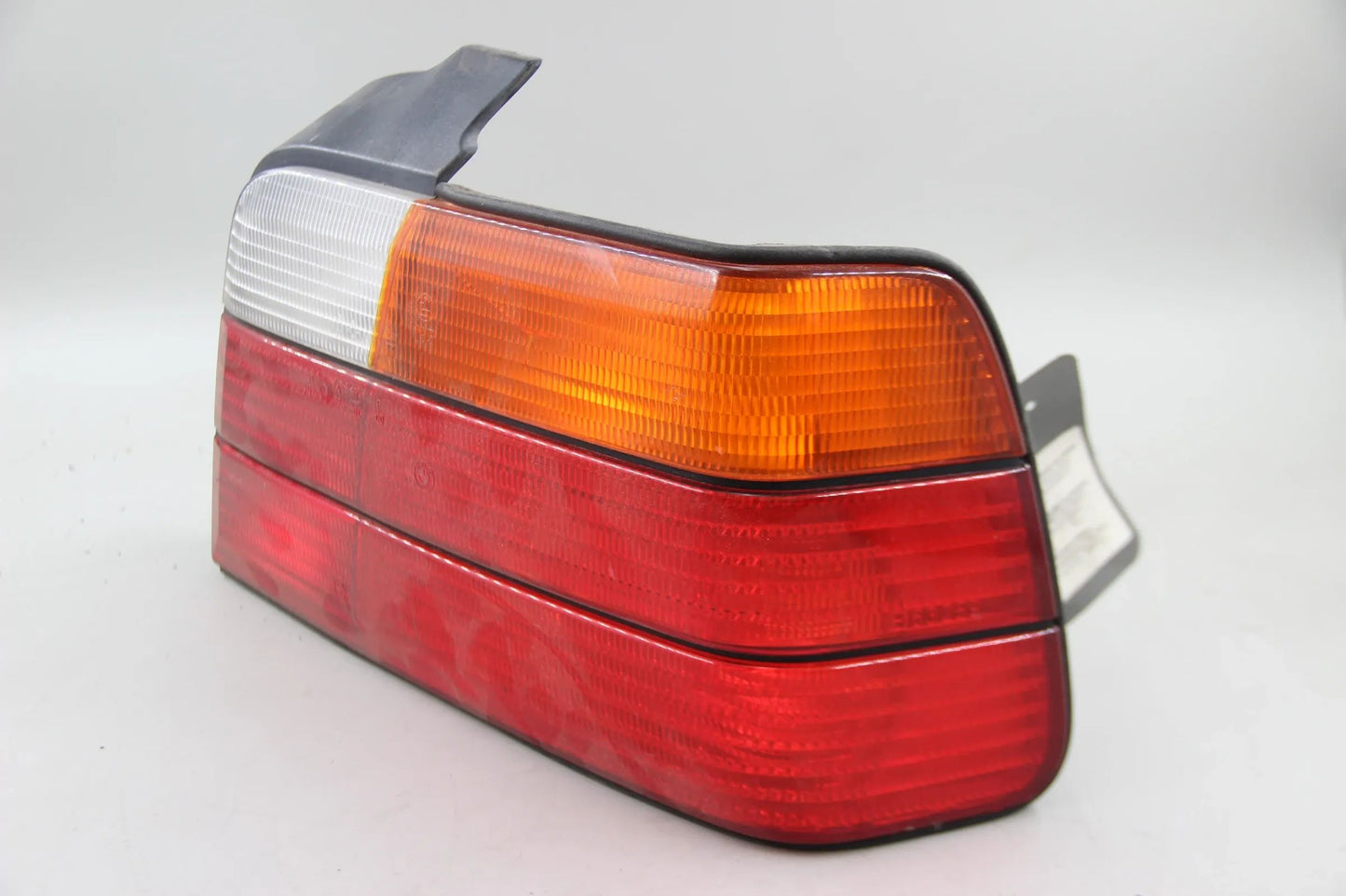 Original BMW E36 318tds 320i Limousine Heckleuchte rechts beschädigt 63211387046