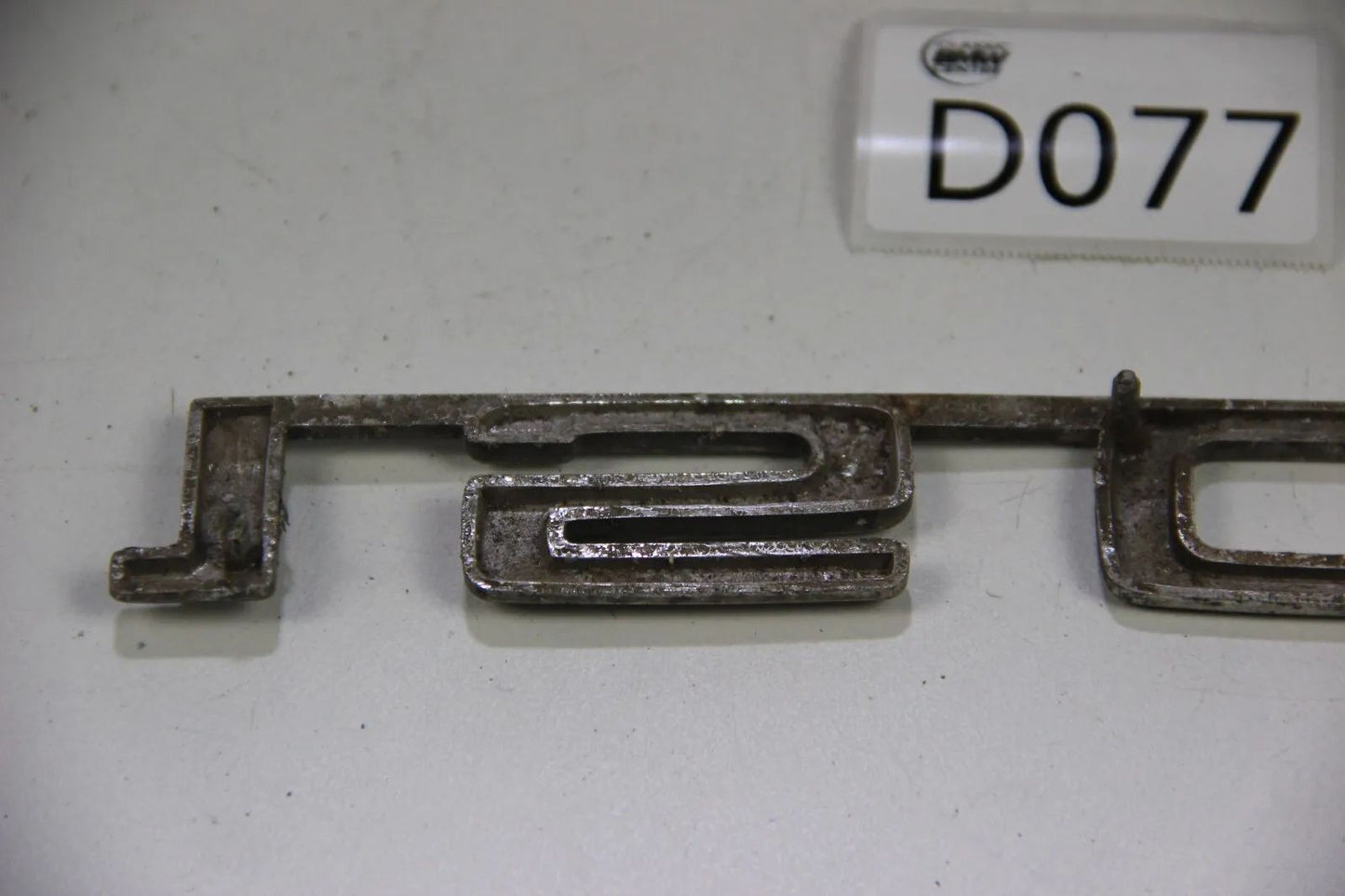 Original BMW E10 Modellbezeichnung Schriftzug Badge 1502 Kofferraumklappe