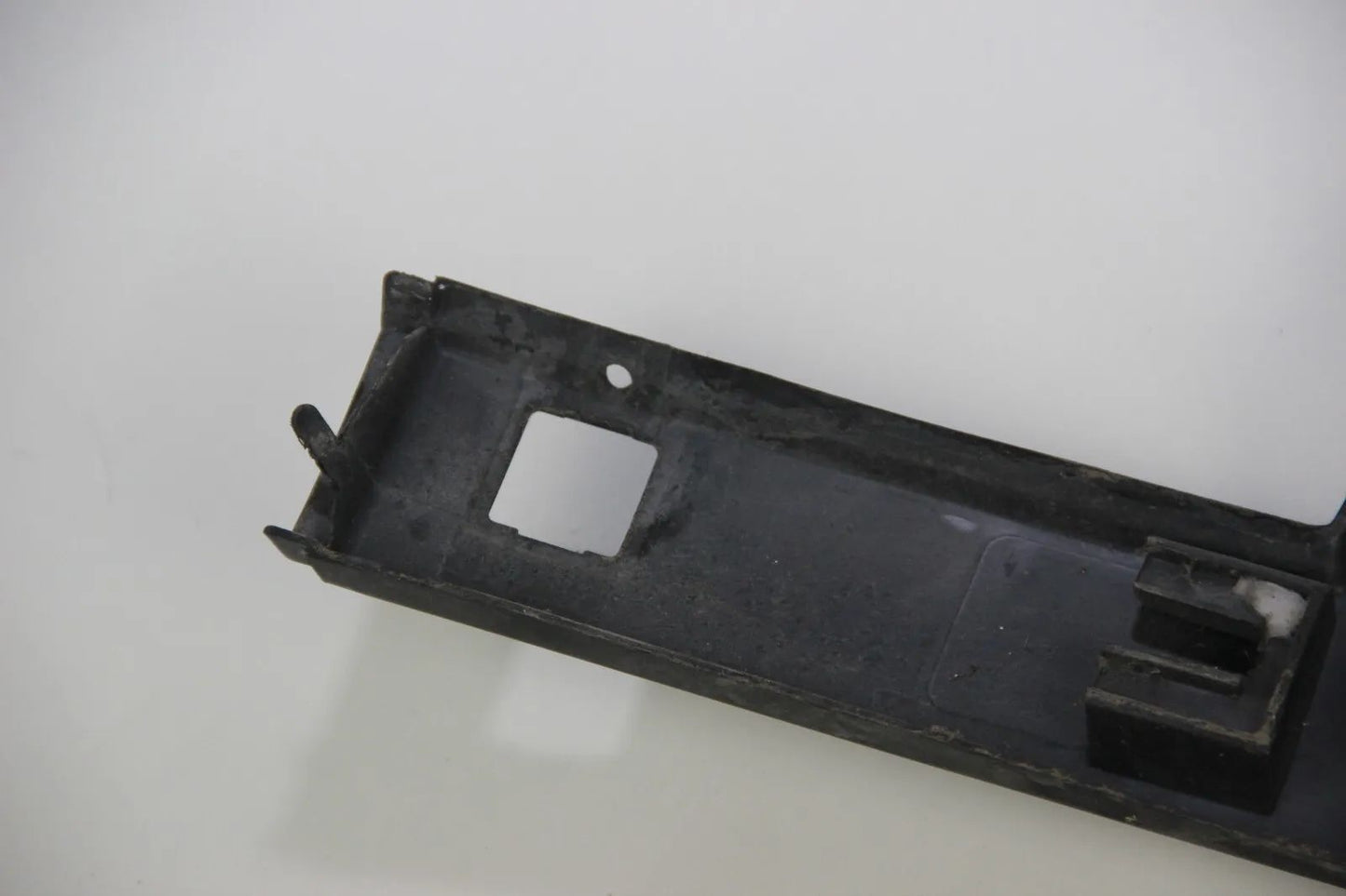 BMW E30 316i-325i VFL Blende Abdeckung Kennzeichenhalterung vorne  51111888266