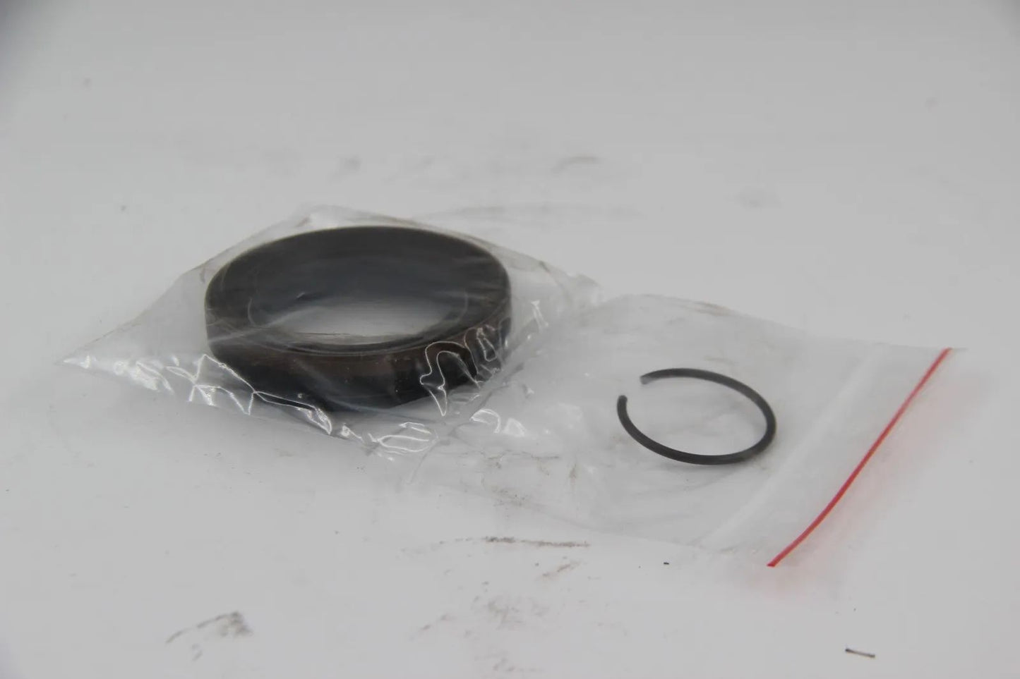 Original BMW E30 E36 E28 E34 E24   Wellendichtring+Sicherungsring  33107505602