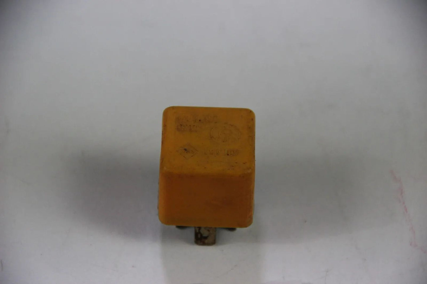 Original BMW E30 E32 E21 Relais  Arbeitsstrom Schliesserrelais orange  1375474