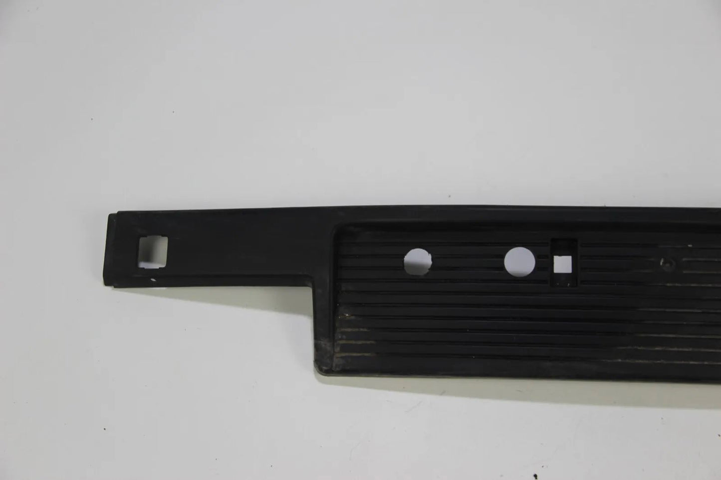 BMW E30 316i-325i VFL Blende Abdeckung Kennzeichenhalterung vorne  51111888266