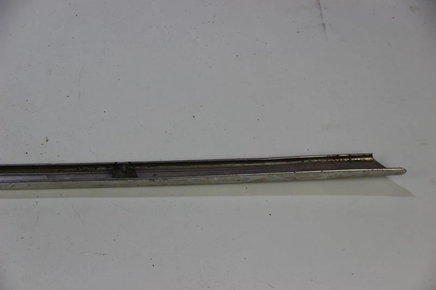 BMW E10 1502-1802 2002  bis 71' Chrom Leiste Abschlussblech hinten Rundleuchter