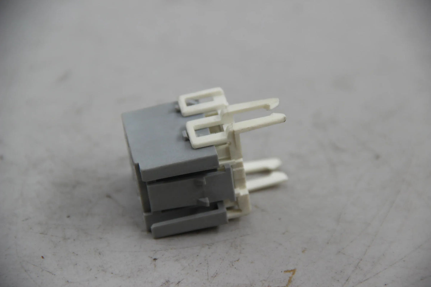 Original BMW F22 Relaissockel Steckergehäuse grau/weiss NOS NLA 61131378185
