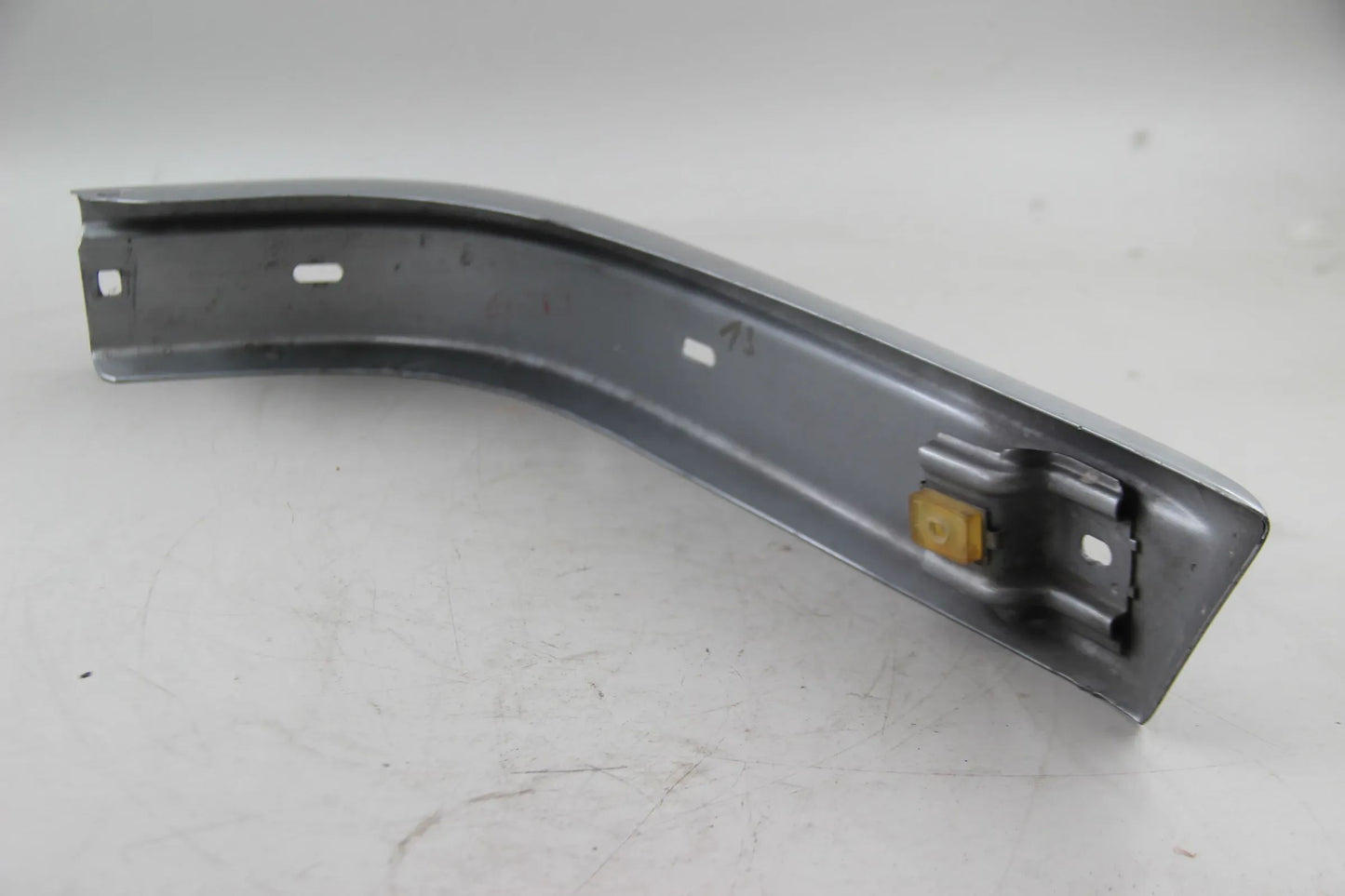 Original BMW E28 518i-535i M5 Stossstange vorne rechts silber 51111868094