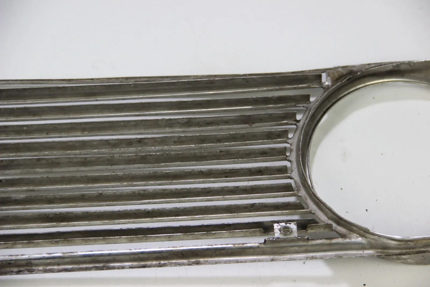 BMW E10 1502 1602 1802 2002  Ziergitter vorne Chrom Rechts Zierleiste OEM