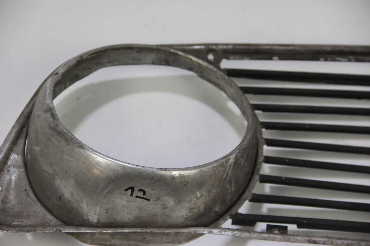 BMW E10 1502 1602 1802 2002  Ziergitter vorne Chrom Schwarz Rechts Zierleiste