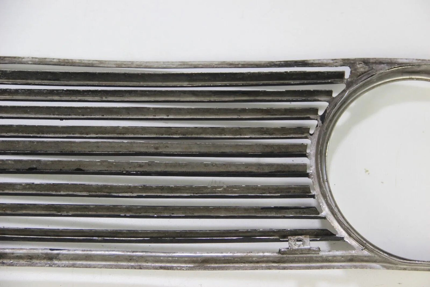 BMW E10 1502 1602 1802 2002  Ziergitter vorne Chrom Schwarz Rechts Zierleiste