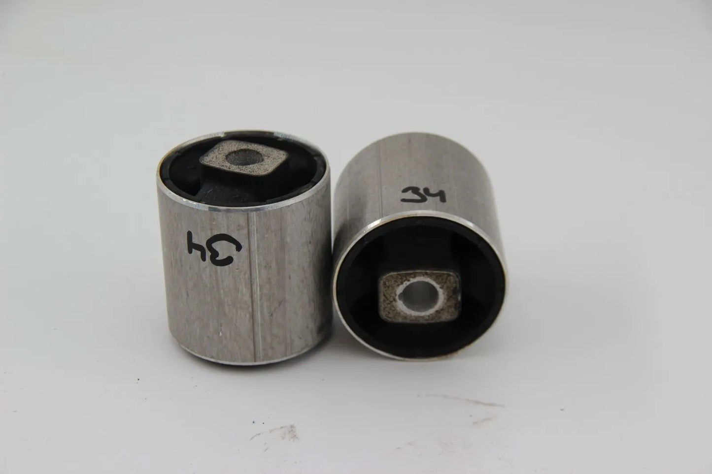 Orig BMW E39 520d-530i E52 ALPINA V8 Z8 Satz Gummilager Zugstrebe 31129068753