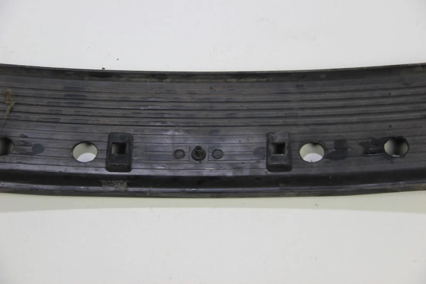 BMW E30 316i-325i VFL Blende Abdeckung Kennzeichenhalterung vorne  51111888266