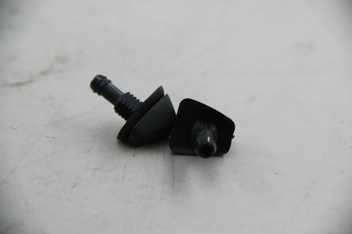 Original BMW E10 1600 ti 1602 2002 ti E26 E3 E9 E24 2x Spritzdüse 61661354822