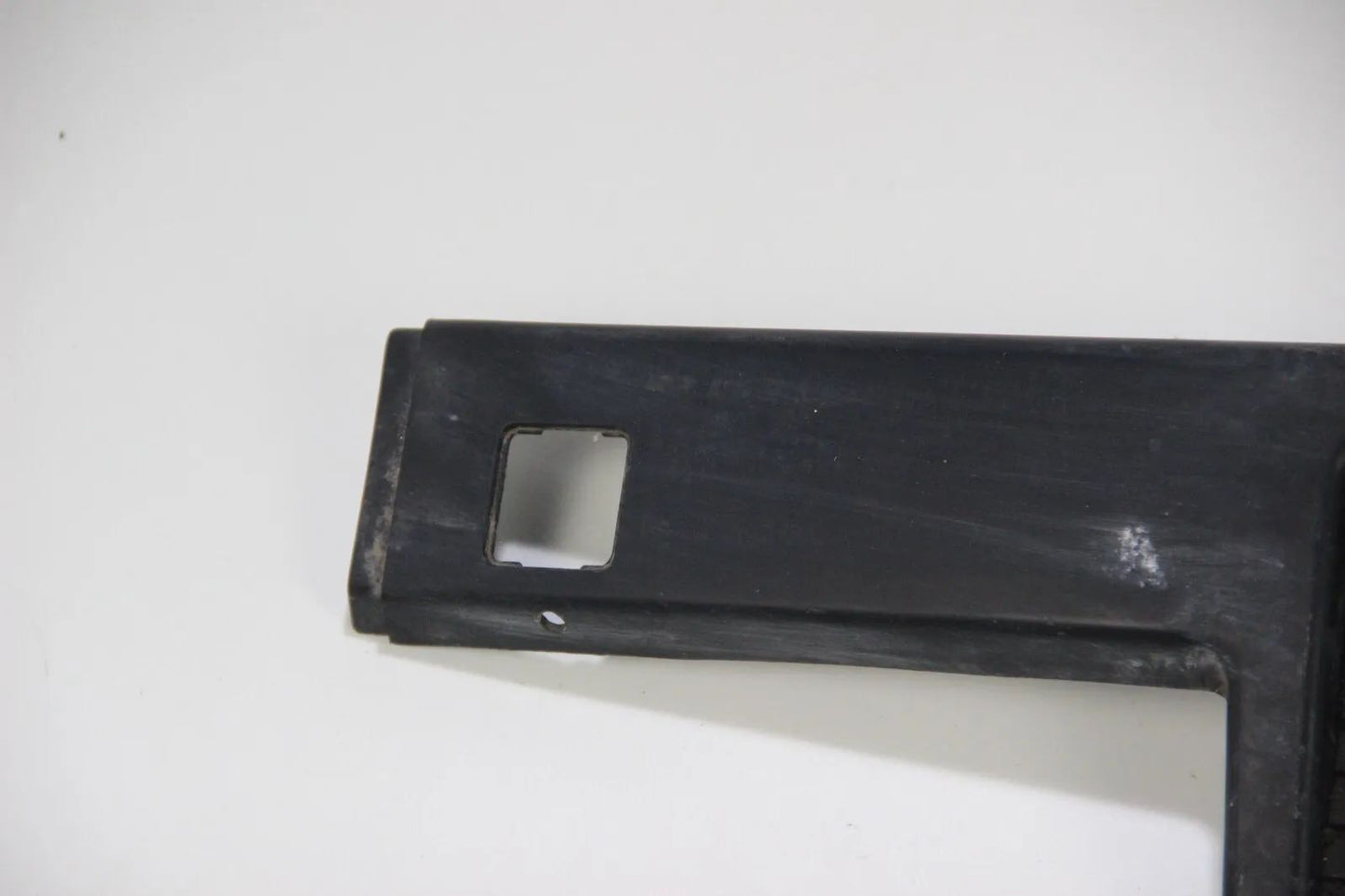 BMW E30 316i-325i VFL Blende Abdeckung Kennzeichenhalterung vorne  51111888266