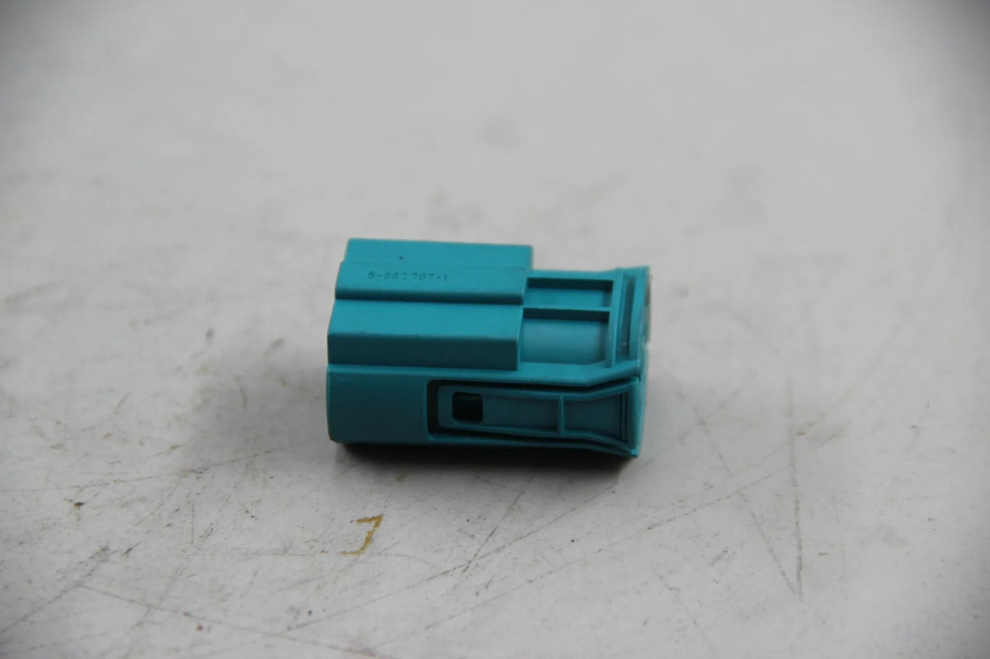 Original BMW E82 E88 E46 Universal-Buchsengehäuse uncodiert NOS NLA 61138352390