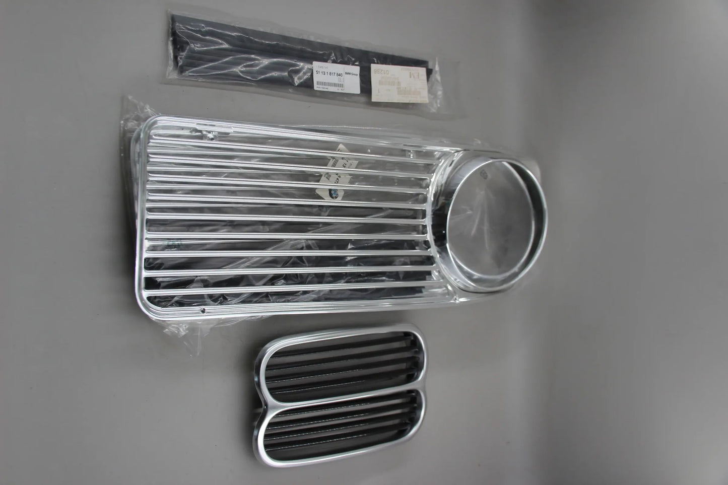 Original BMW E10 2002 ti tii Ziergitter links + rechts chrom Mitte chrom/schwarz 1808473 1808474 1801577