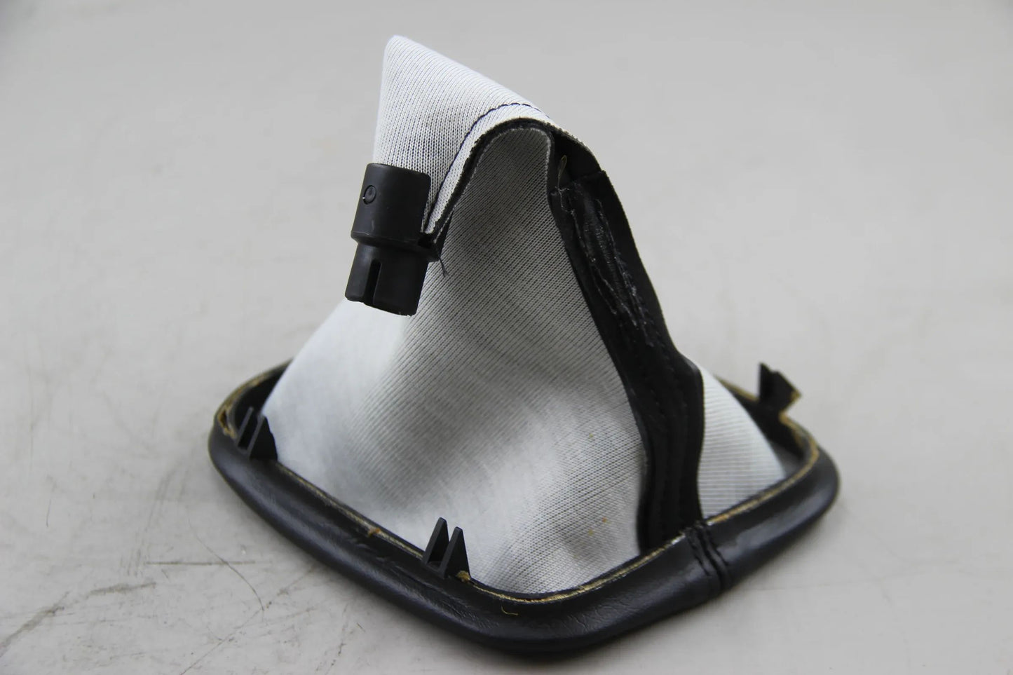 Original BMW E30 316 316i-325i Schalhebelabdeckung schwarz 25111220204