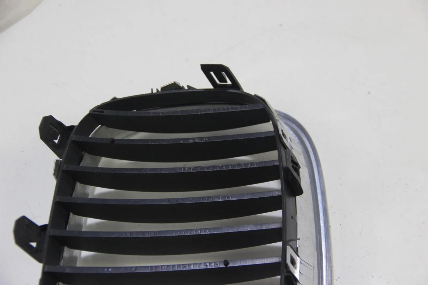 Original BMW E60 E61 5er Ziergitter rechts Niere Chrom NOS 51137065702