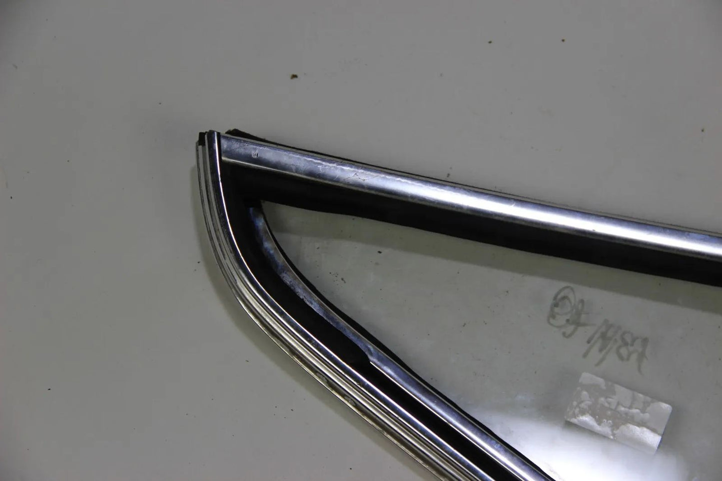 Original BMW E10 1502-2002  Dreiecksscheibe vorne rechts Klar Scheibenrahmen