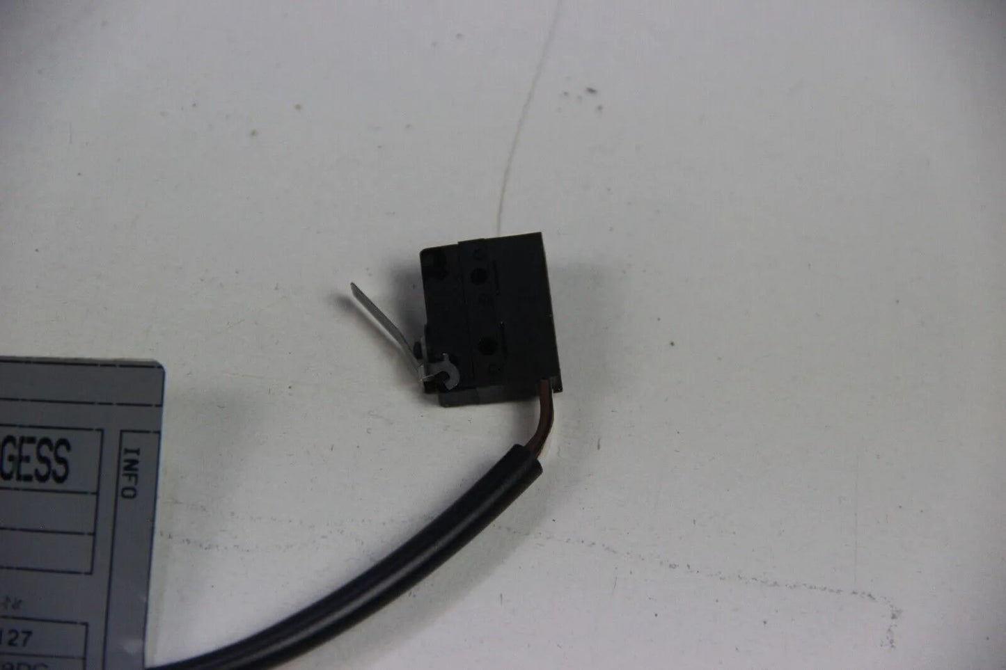 NEU Original BMW E34 518i 520i M5 E39 Microschalter Heckscheibenschloss 8355127