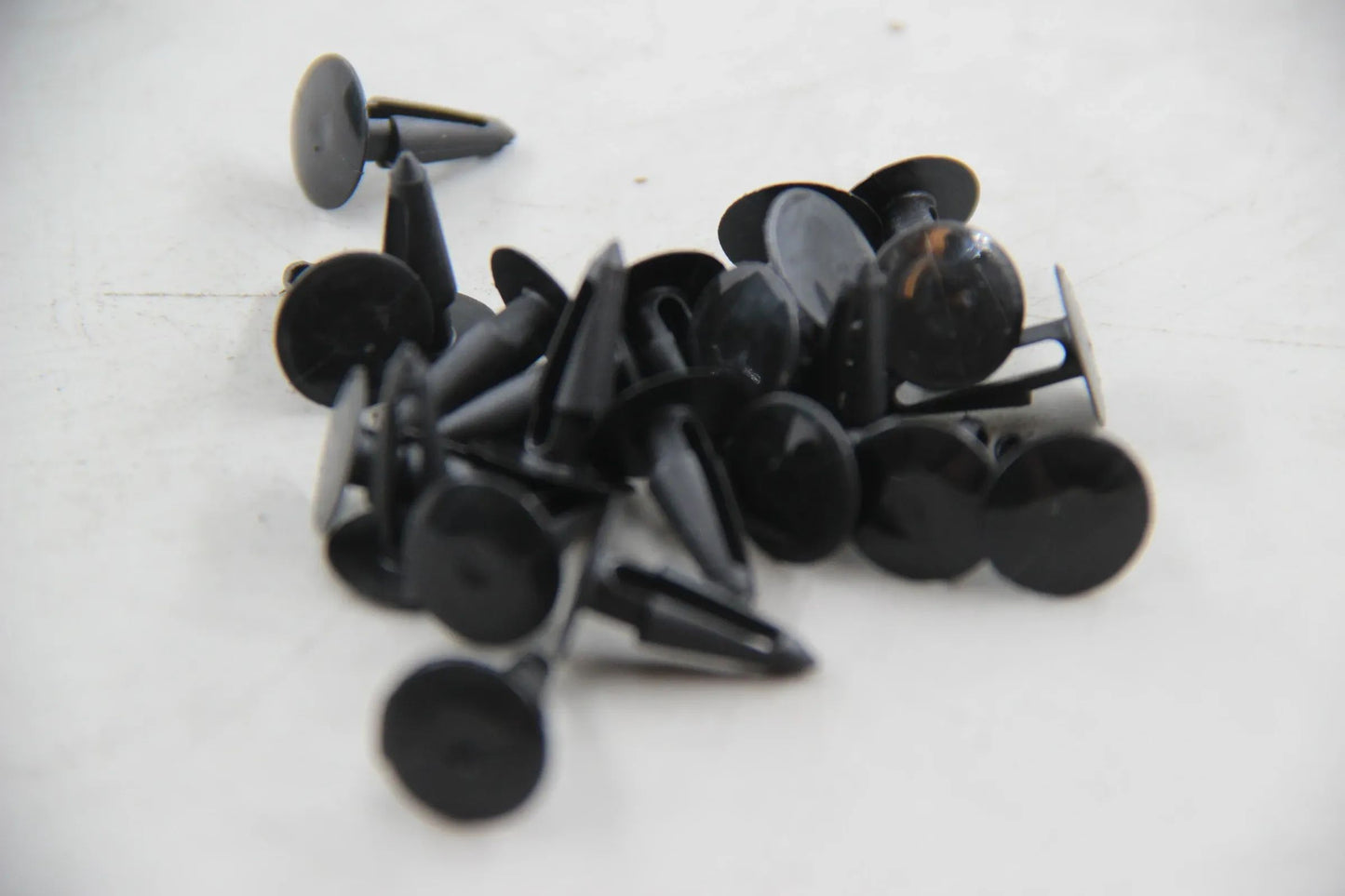 Original BMW E30 E36 E12 E28 E34 E39 E24 E23 E32 E38 E53 23x Clip 52101873544