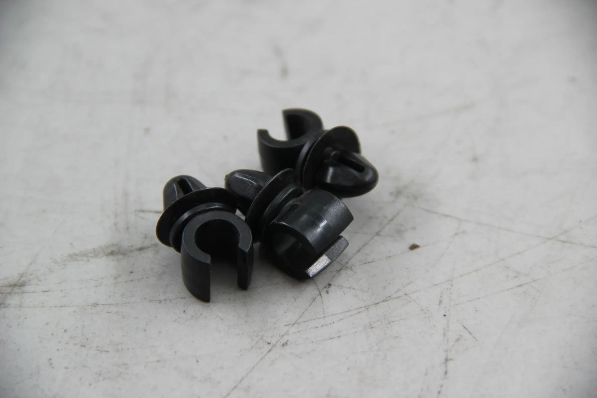 Original BMW E30 320i 325i E28 E34 E63 E64 E32 E31 3x Clip 17111712004