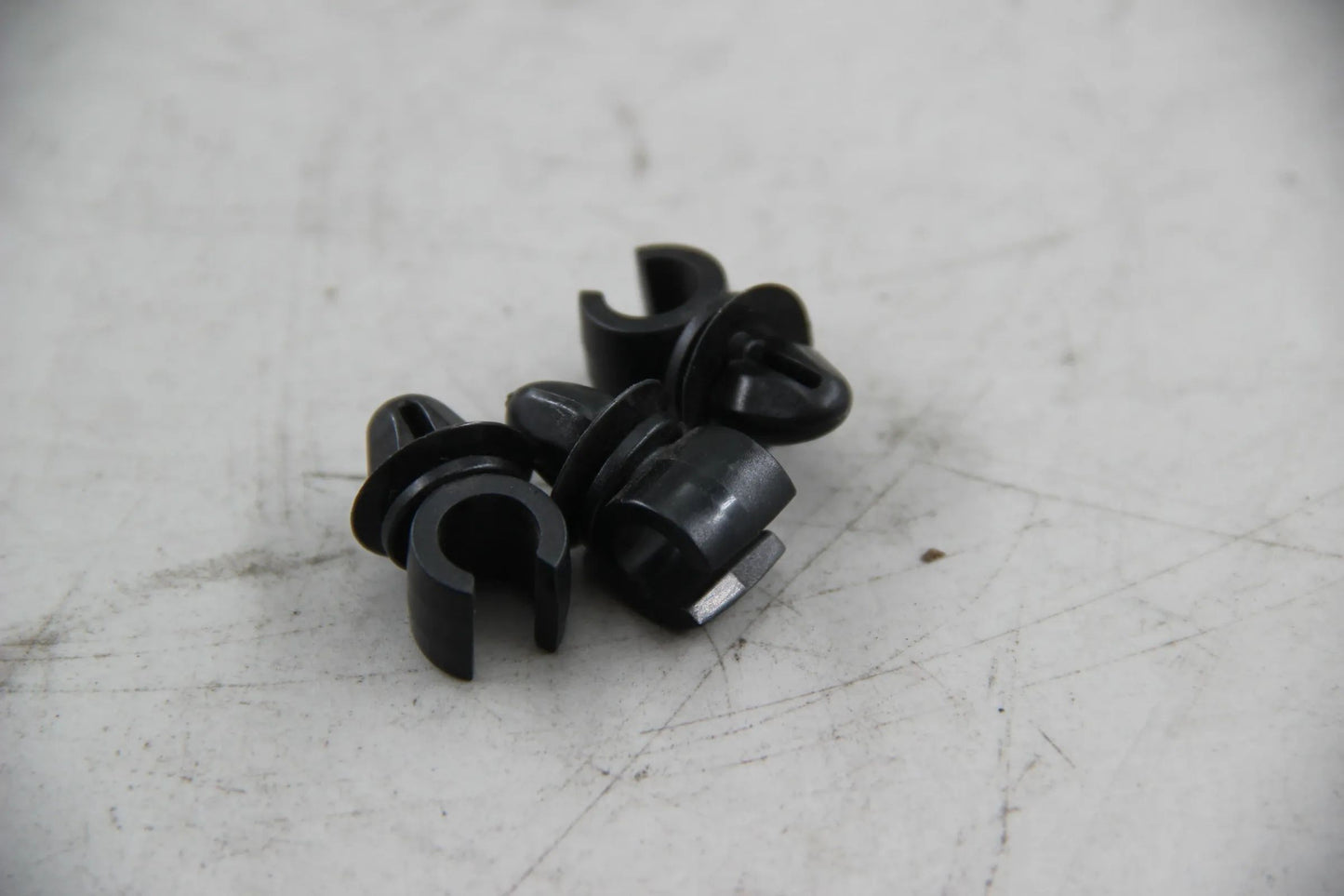 Original BMW E30 320i 325i E28 E34 E63 E64 E32 E31 3x Clip 17111712004