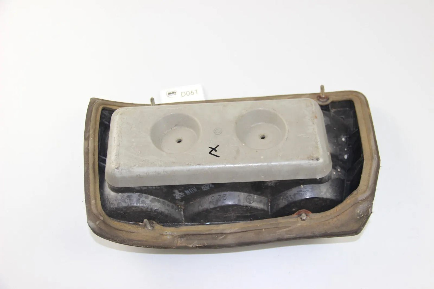 BMW E12 Rücklicht Heckleuchte Lampenträger links