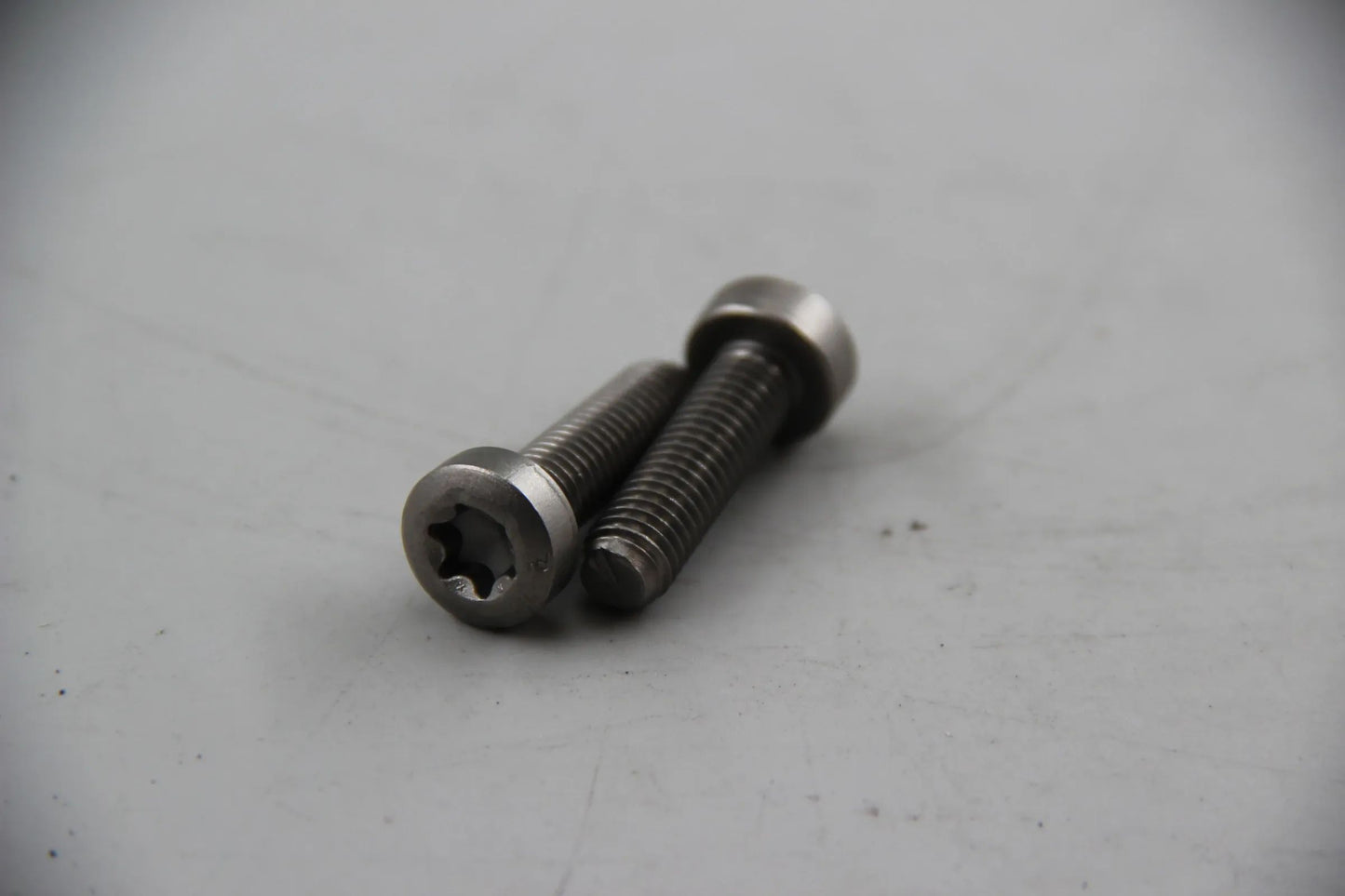 Original BMW E81 E88 E46 E90 E93 E39 E60 E38 2x Torxschraube M8X28 11712249909