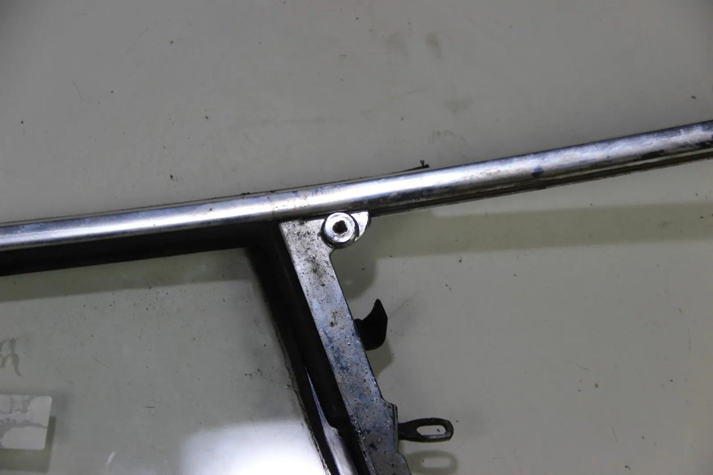 Original BMW E10 1502-2002  Dreiecksscheibe vorne rechts Klar Scheibenrahmen