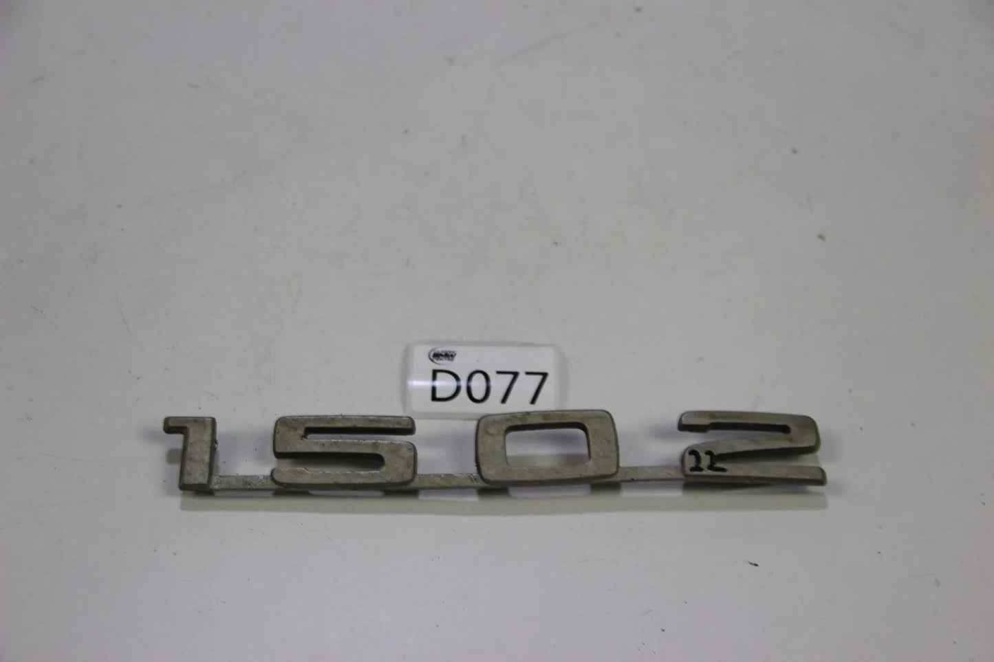 Original BMW E10 Modellbezeichnung Schriftzug Badge 1502 Kofferraumklappe