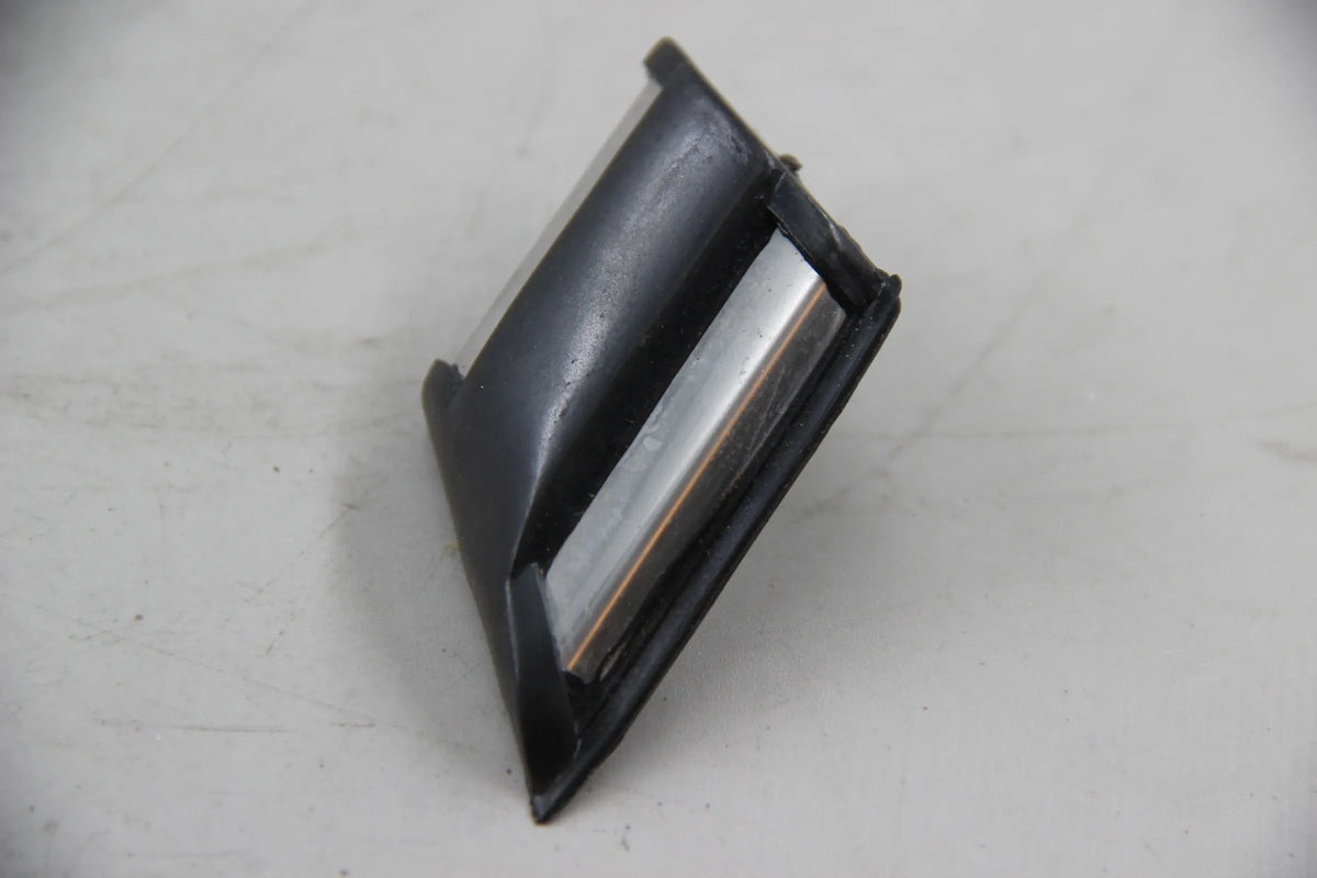 Original BMW E12 518i-535i Stossleiste Seitenwand hinten links 51131817577