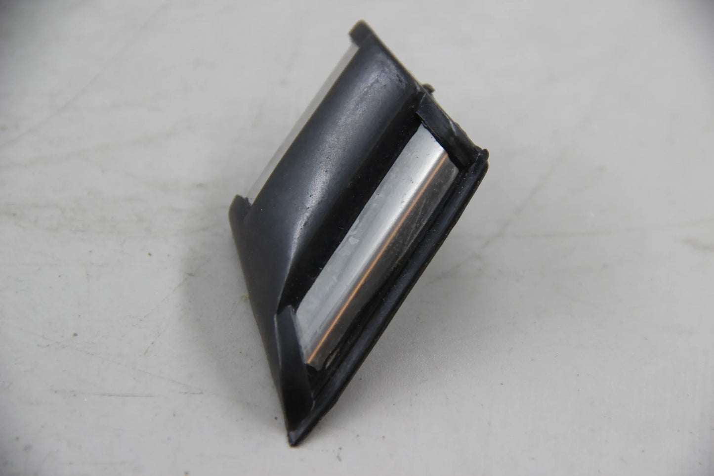 Original BMW E12 518i-535i Stossleiste Seitenwand hinten links 51131817577