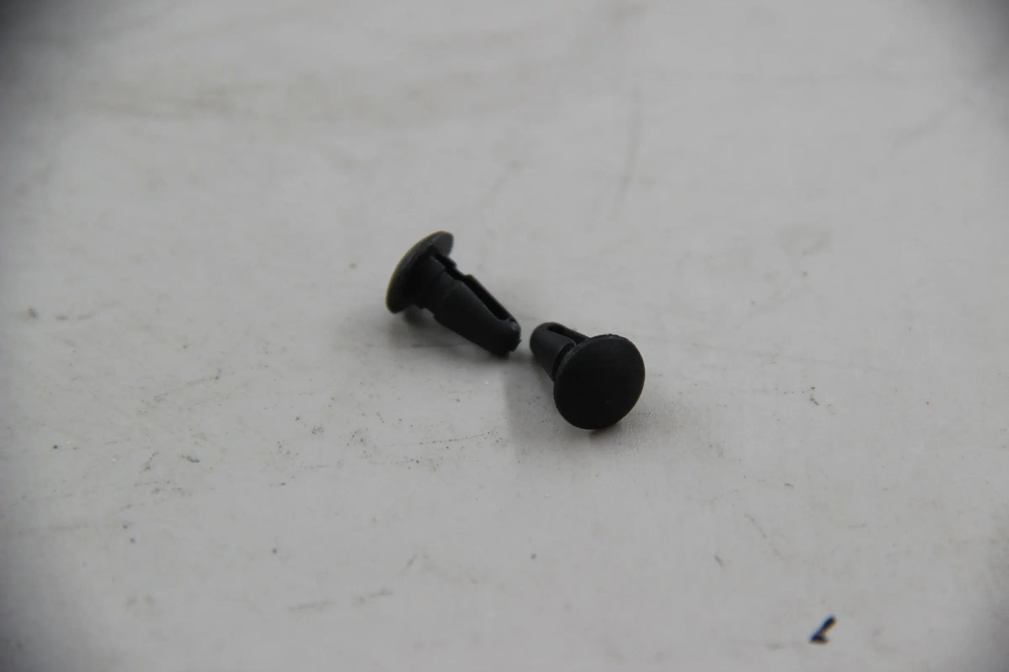 Original BMW E30 316i-325i E12 E34 E24 E23 E32 E31 Z1 2x Klammer 51221856946