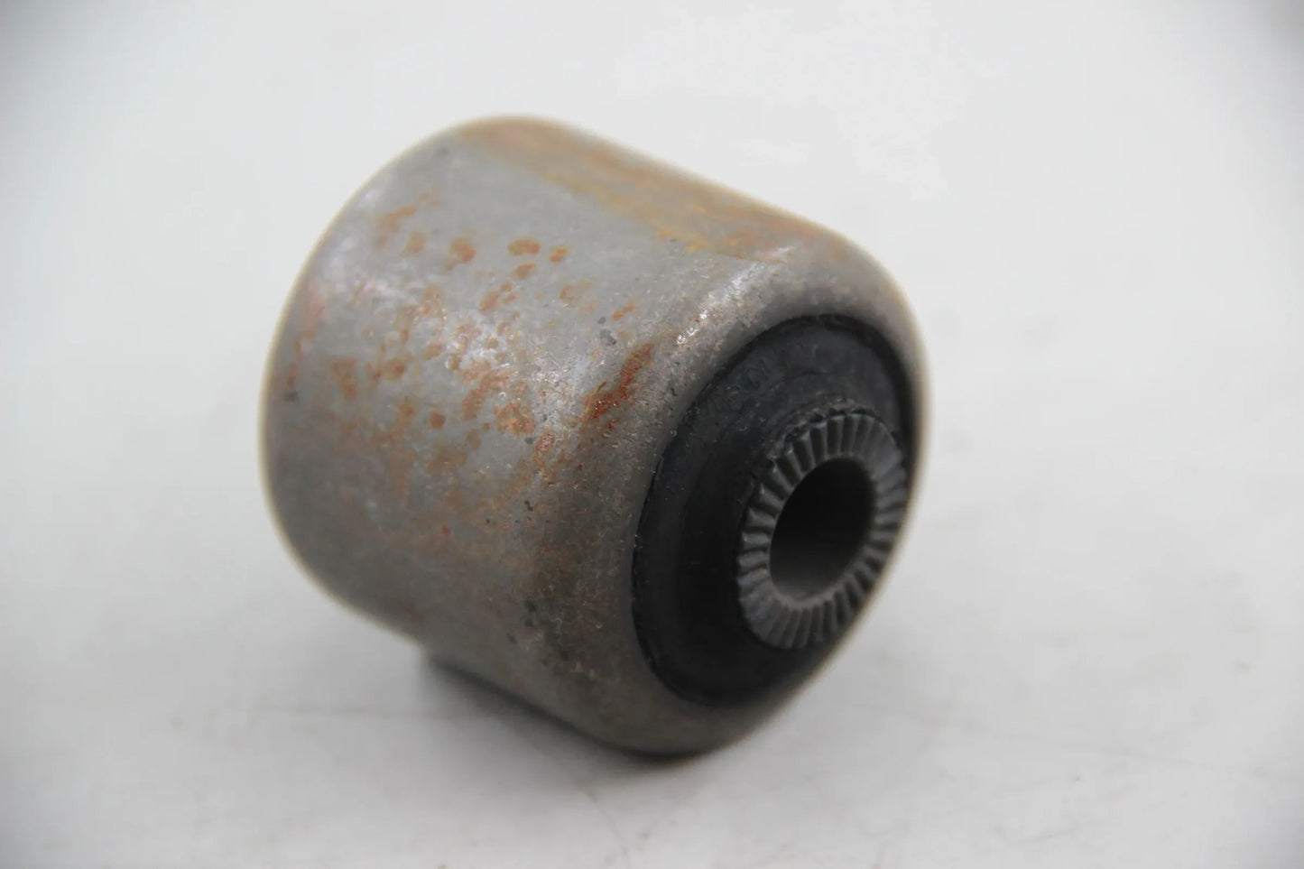 Original BMW E28 518i-535i M5 E34 E24 E32 E31 E83 Gummilager Stahl 31121124622
