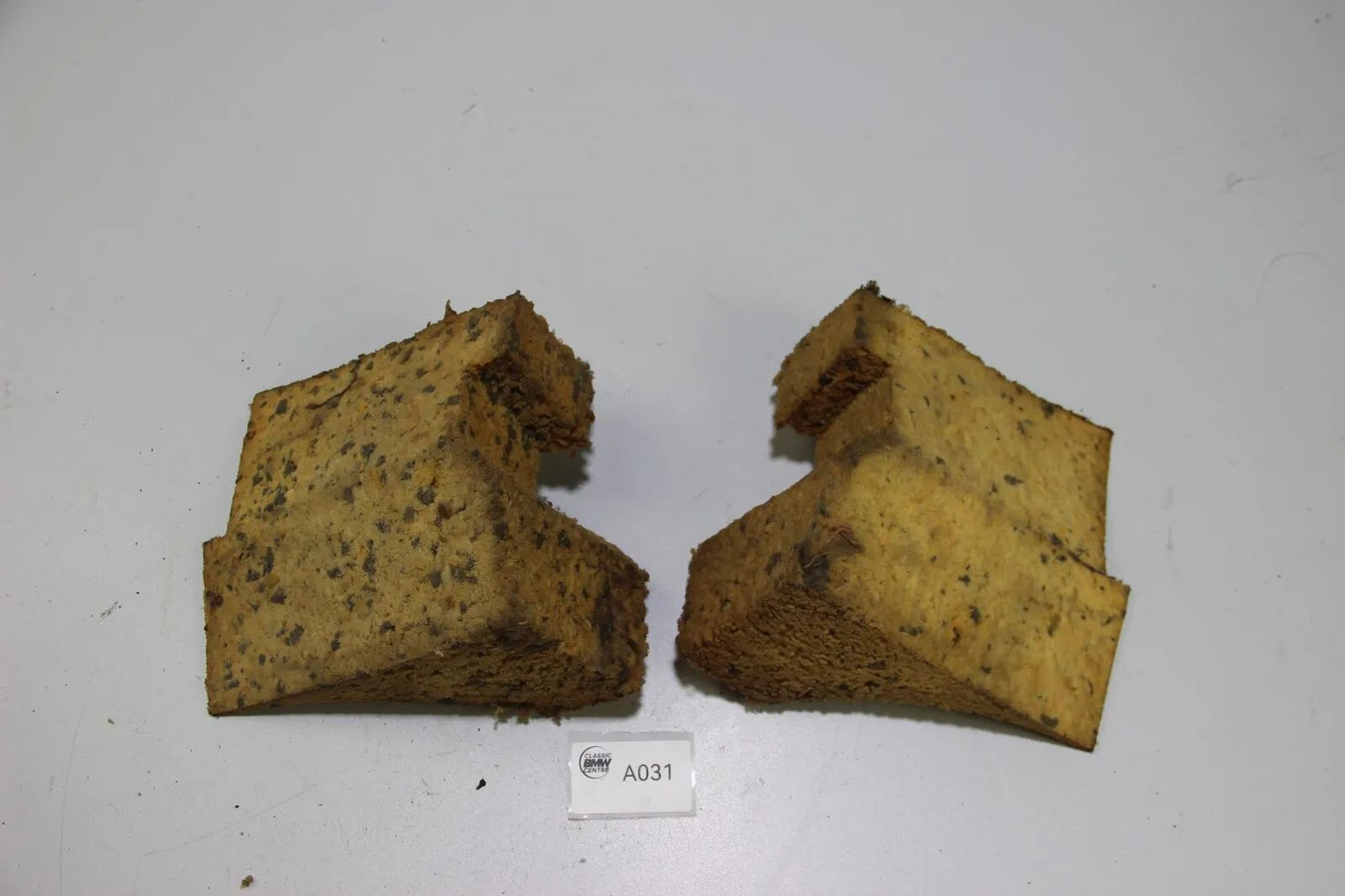 Original BMW E30 Schaumstoffblöcke unter Rücksitzbank Teppich Isolierung Schutz