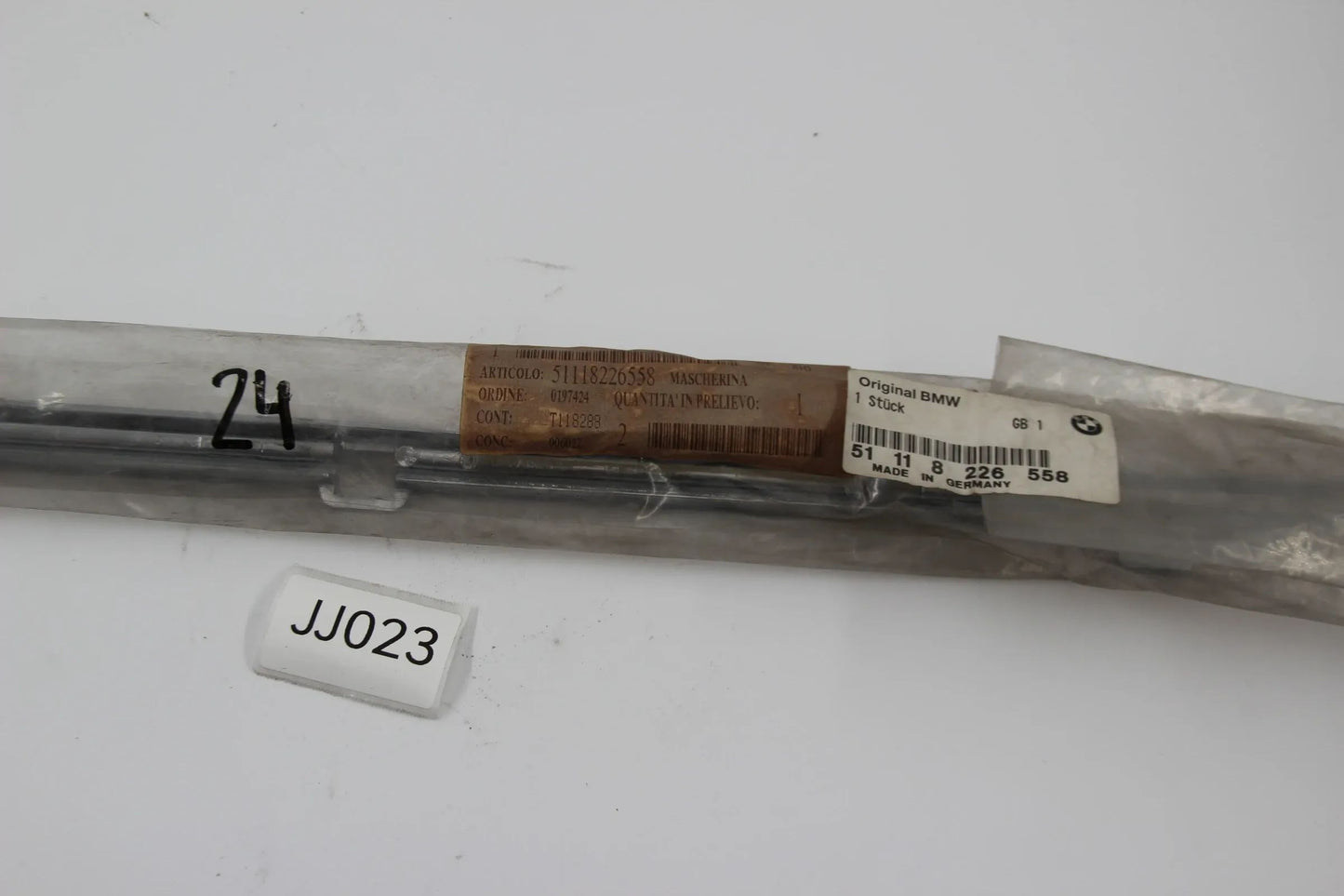 Original BMW E39 520d-540iP Blende Nummernschild-Blende vorne 51118226558