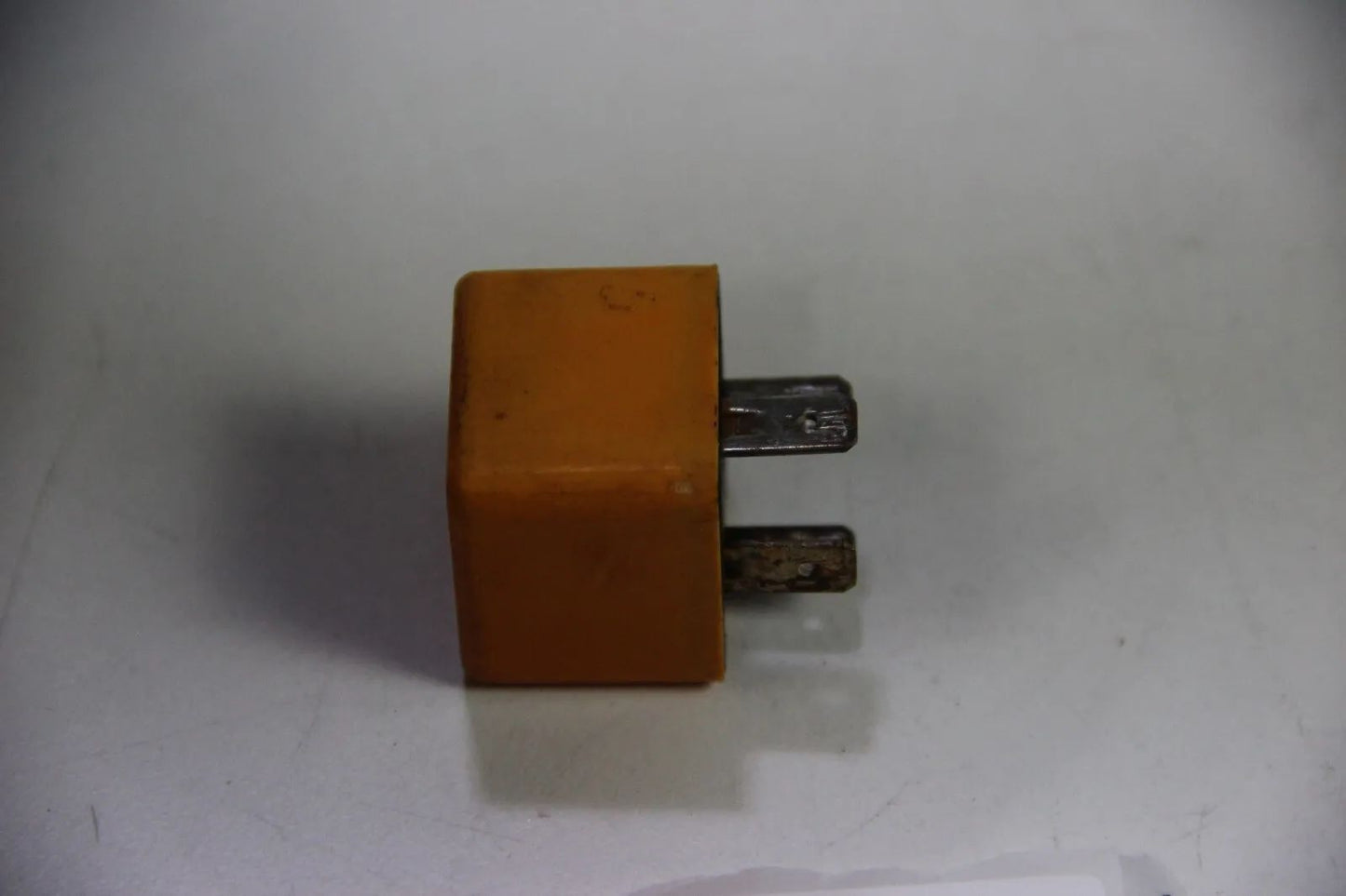 Original BMW E30 E32 E21 Relais  Arbeitsstrom Schliesserrelais orange  1375474