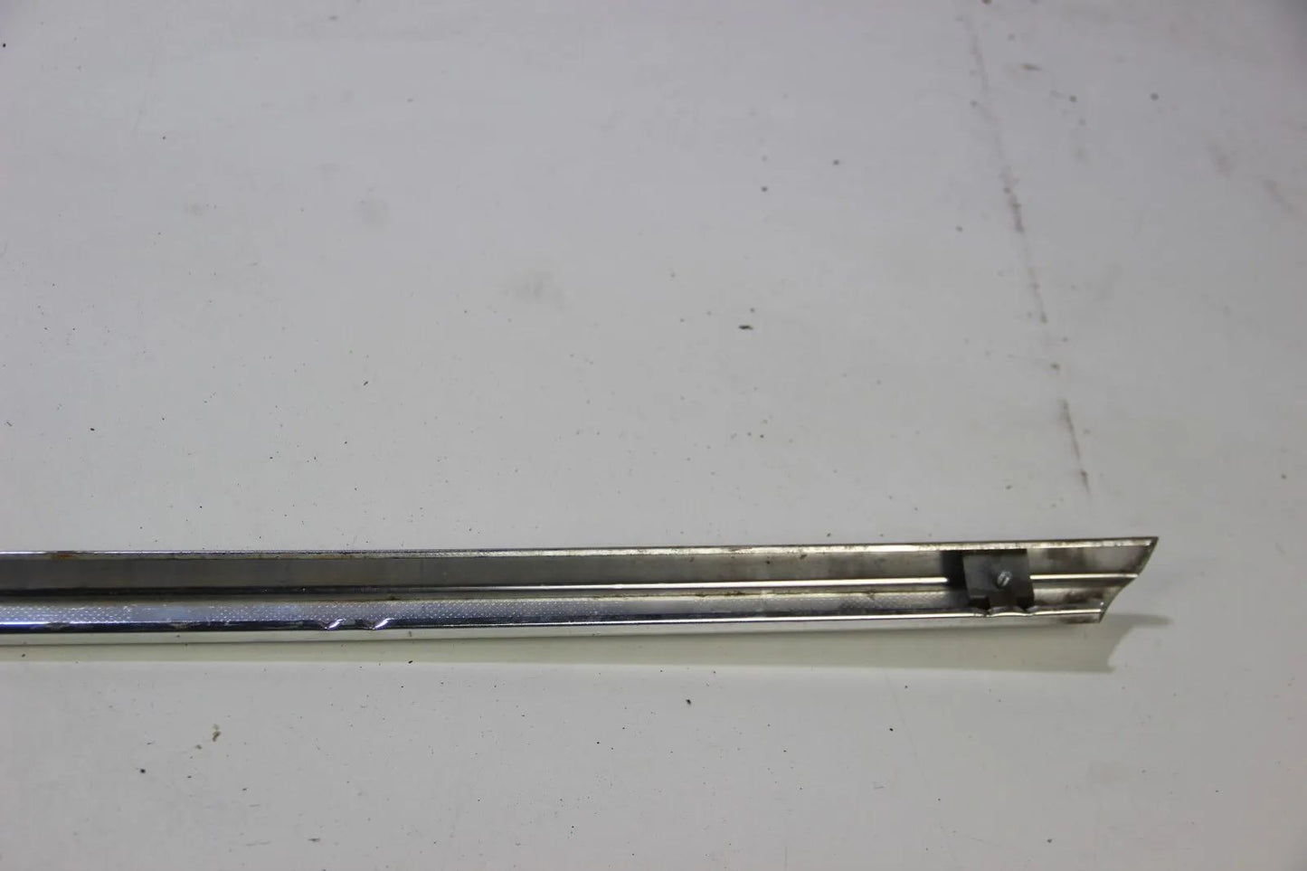 BMW E10 1502-1802 2002  bis 71' Chrom Leiste Abschlussblech hinten Rundleuchter