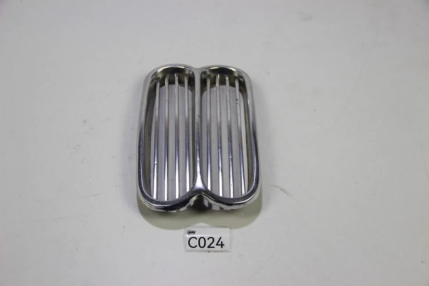 BMW E10 1502 1602 1802 2002 ti tii M10 Niere Chrom Ziergitter Mitte 51131801577