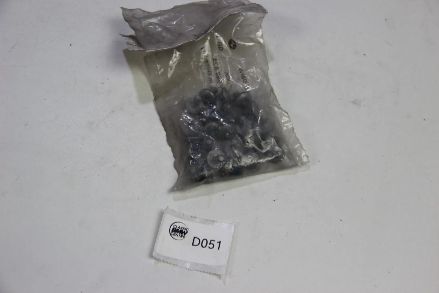 NEU Original BMW E34 E39 E31 E61 Torxschraube mit Scheibe ISA M6x12 51211940825