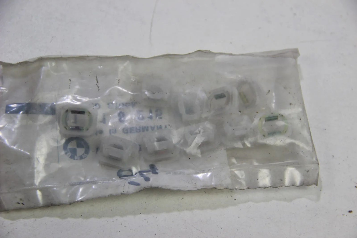 NEU Original BMW E90 E91 E93 Beil Scheibe Einsteckbefestiger 51418215806