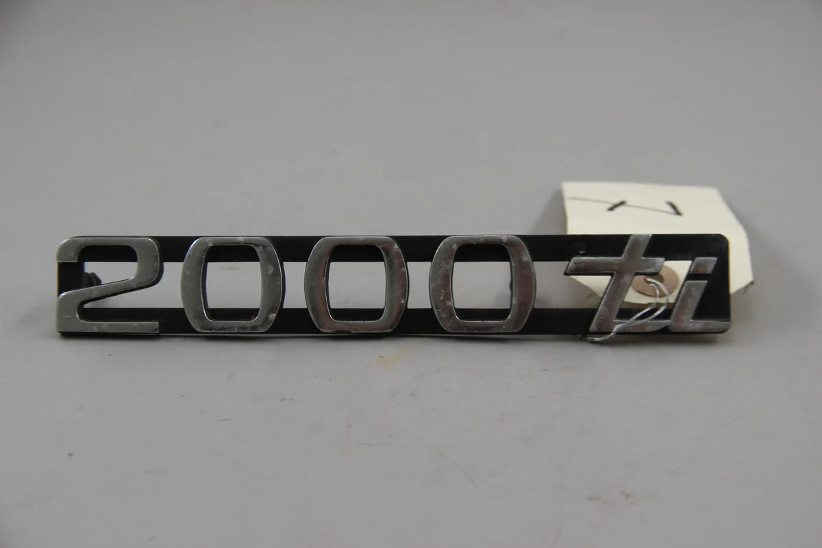 Original BMW E10 2002ti Schriftzug Kühlergrill vorn links Emblem "2000ti"