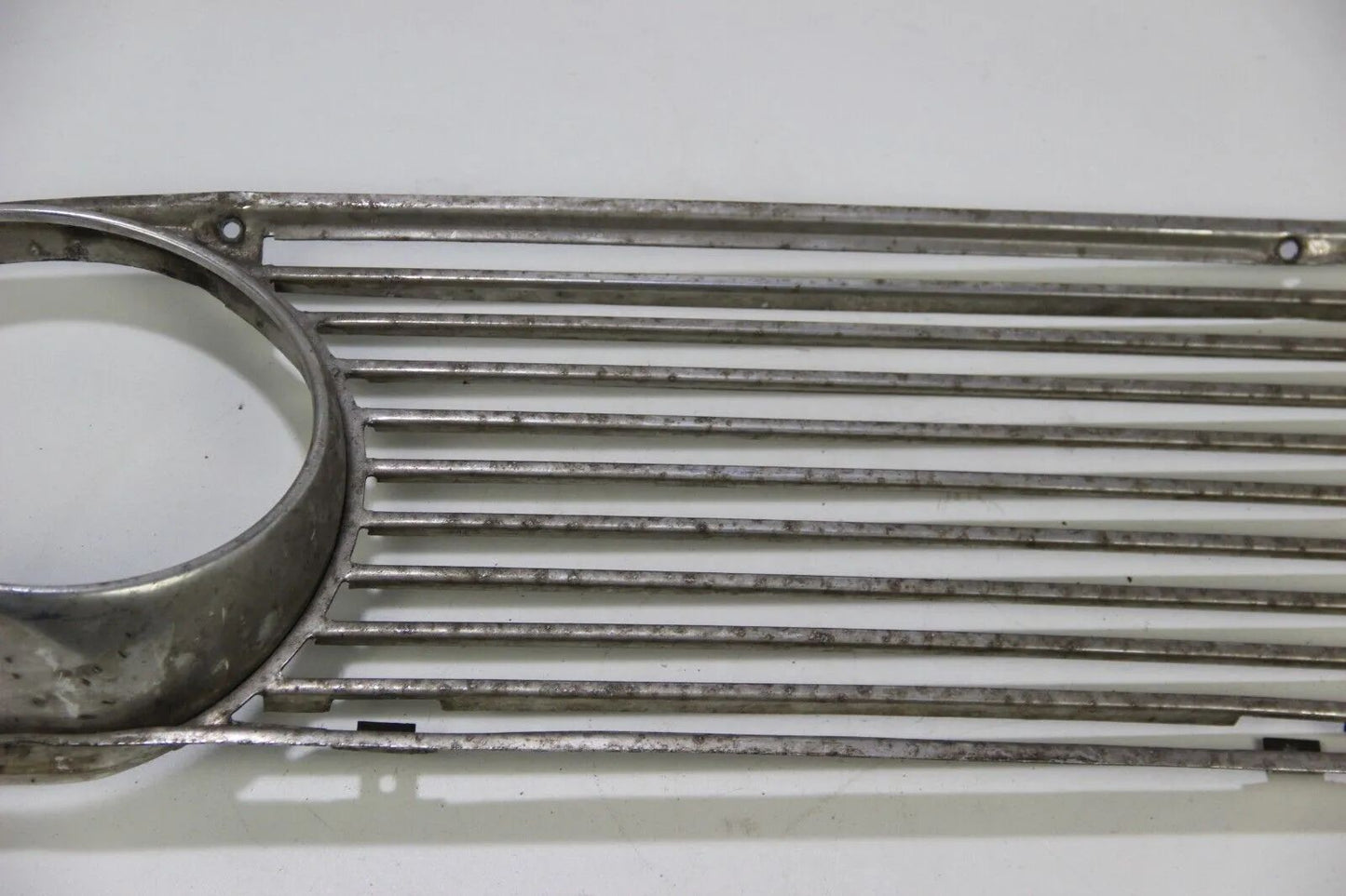 BMW E10 1502 1602 1802 2002  Ziergitter vorne Chrom Rechts Zierleiste OEM